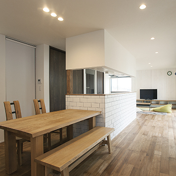 ハウスクラフト 【2000万円台/自然素材】家に帰れば木の香りが包み込み、心安らぐ。中庭を活かした間取りで開放感溢れる家の建築実例画像5