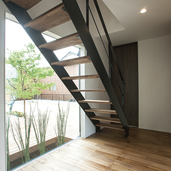 ハウスクラフト 【2000万円台/自然素材】家に帰れば木の香りが包み込み、心安らぐ。中庭を活かした間取りで開放感溢れる家の建築実例画像6