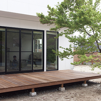 ハウスクラフト 【2000万円台/自然素材】家に帰れば木の香りが包み込み、心安らぐ。中庭を活かした間取りで開放感溢れる家の建築実例画像8