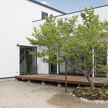 ハウスクラフト 【2000万円台/自然素材】家に帰れば木の香りが包み込み、心安らぐ。中庭を活かした間取りで開放感溢れる家の建築実例画像9