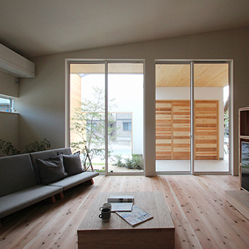 ハウスクラフト 【平屋/坪庭/間取り図】外壁の塗り壁、床には無垢材。自然素材の温かみを感じる、人・環境に優しい平屋住宅の建築実例画像2