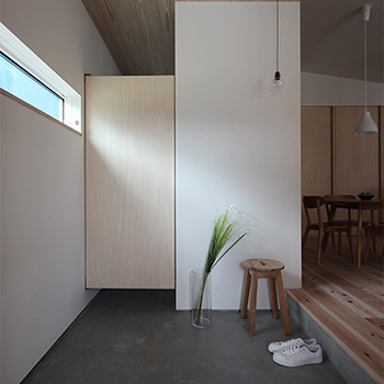 ハウスクラフト 【平屋/坪庭/間取り図】外壁の塗り壁、床には無垢材。自然素材の温かみを感じる、人・環境に優しい平屋住宅の建築実例画像3