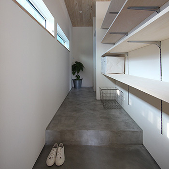 ハウスクラフト 【平屋/坪庭/間取り図】外壁の塗り壁、床には無垢材。自然素材の温かみを感じる、人・環境に優しい平屋住宅の建築実例画像4