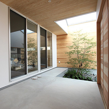 ハウスクラフト 【平屋/坪庭/間取り図】外壁の塗り壁、床には無垢材。自然素材の温かみを感じる、人・環境に優しい平屋住宅の建築実例画像7