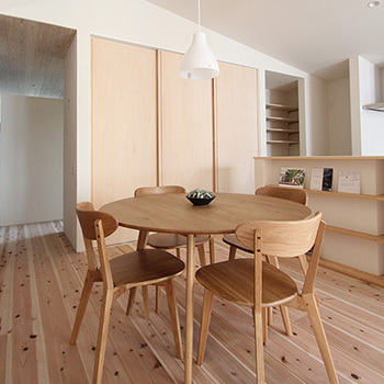 ハウスクラフト 【平屋/坪庭/間取り図】外壁の塗り壁、床には無垢材。自然素材の温かみを感じる、人・環境に優しい平屋住宅の建築実例画像10