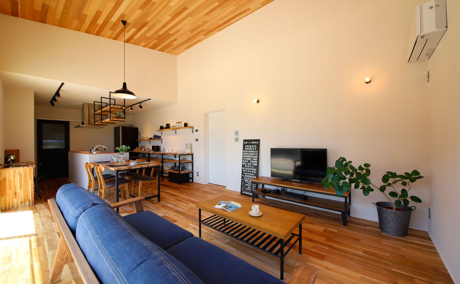 ハウスクラフト 【平屋/間取り図】趣味を楽しむガレージハウス！勾配天井を活かしたロフト空間で遊び心と収納力もプラスの建築実例画像10