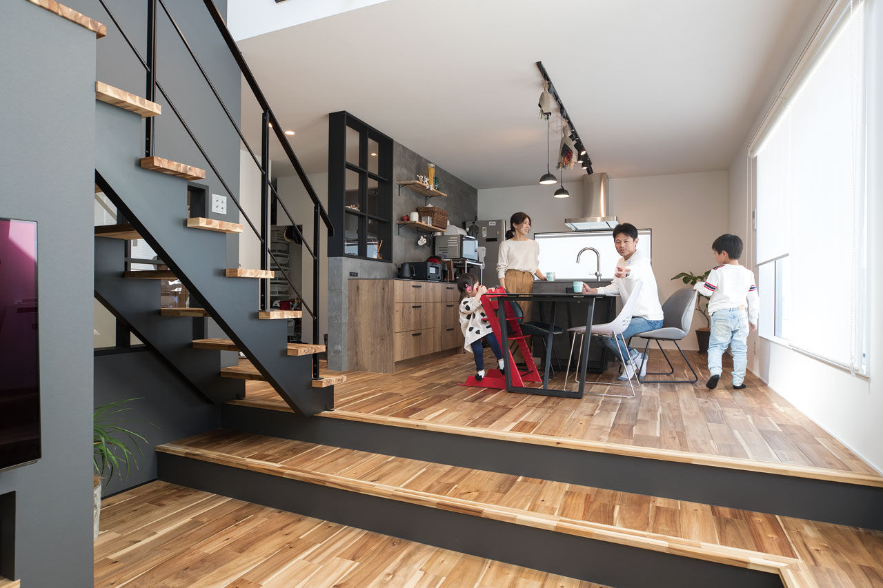 ハウスクラフト ダウンフロアで空間を活用した間取り。土間収納、スタディスペース、ランドリールーム等こだわりを全て実現の建築実例画像2