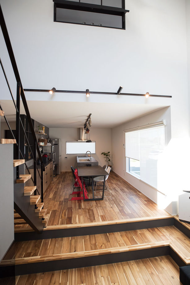 ハウスクラフト ダウンフロアで空間を活用した間取り。土間収納、スタディスペース、ランドリールーム等こだわりを全て実現の建築実例画像4