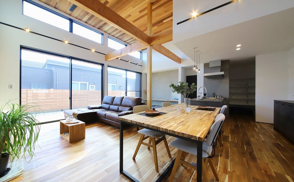 ハウスクラフト 【平屋×高天井×ガレージ×ランドリ－｜間取り有】友達とワイワイ寛げる仕掛け満載！憧れを詰め込んだ平屋の建築実例画像2