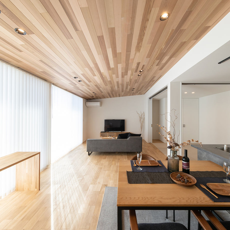 ハウスクラフト 【平屋/間取り図】屋根勾配を活かした開放感。ゆとりあるLDKに家事動線、実現したい基本がつまった平屋住宅の建築実例画像2