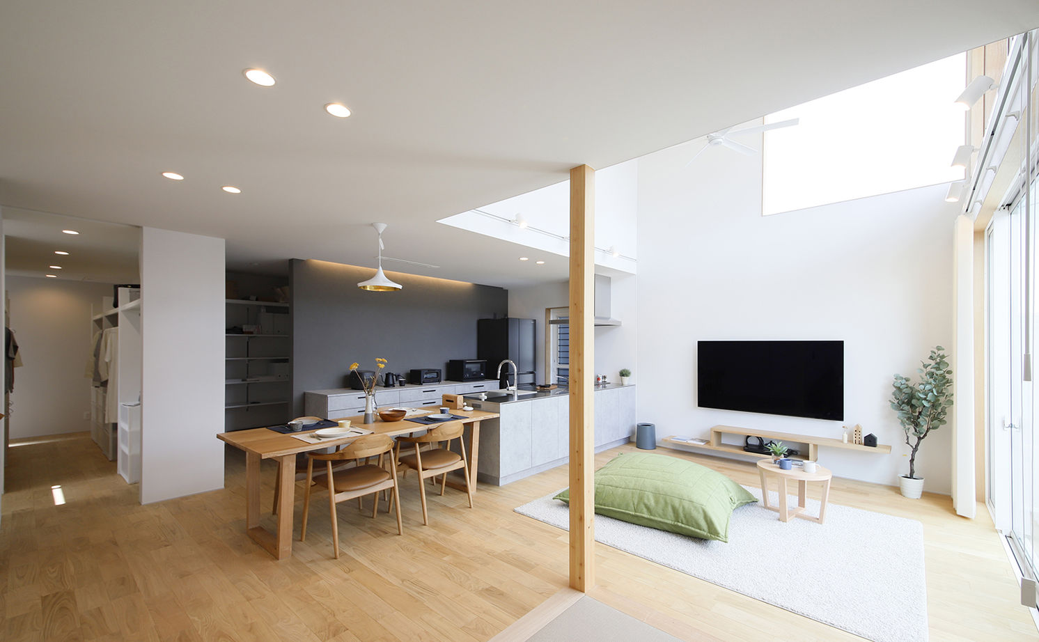 ハウスクラフト 【平屋／間取り図】暮らしやすさとデザイン性、２つを兼ね備えた平屋の建築実例画像2