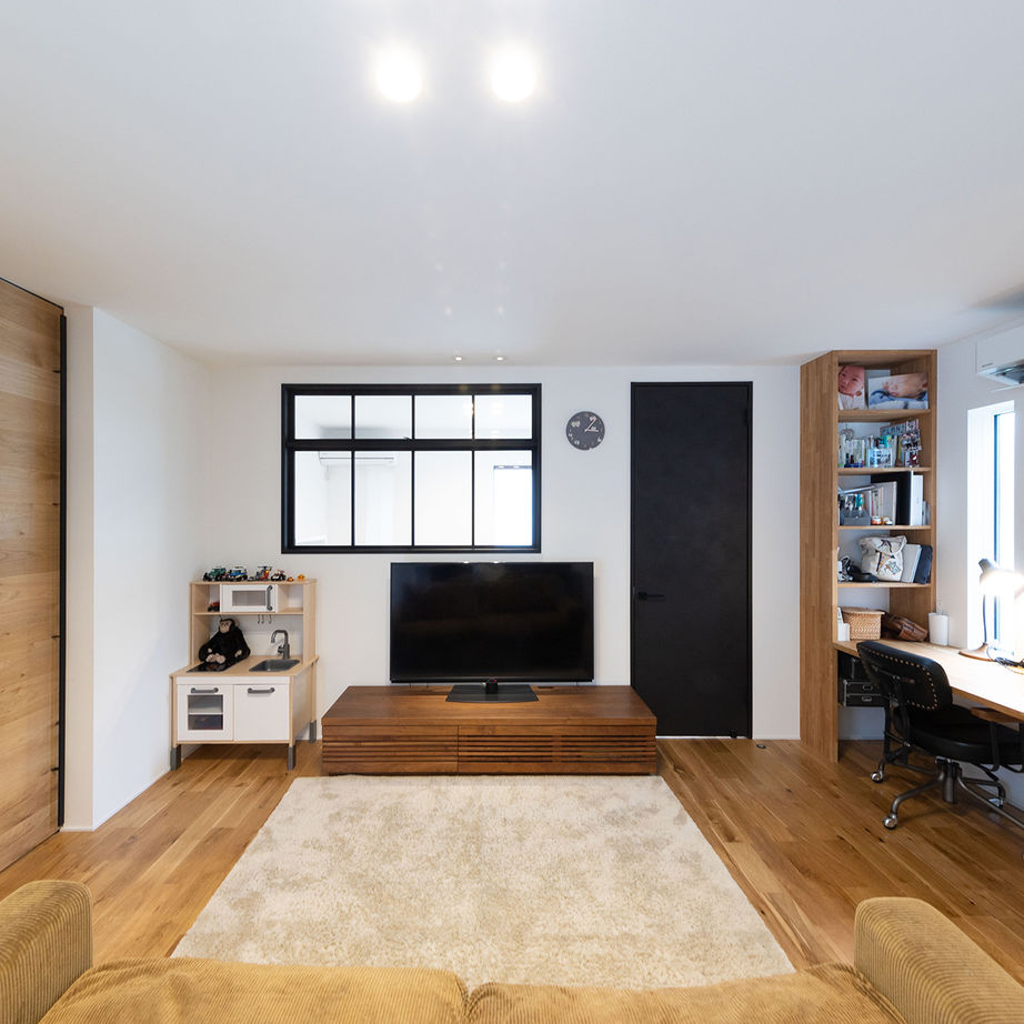 ハウスクラフト 【2000万円台／自由設計／間取り図】敷地面積約100坪｜白とグレーでまとめた、植栽が映える二階建ての家の建築実例画像4