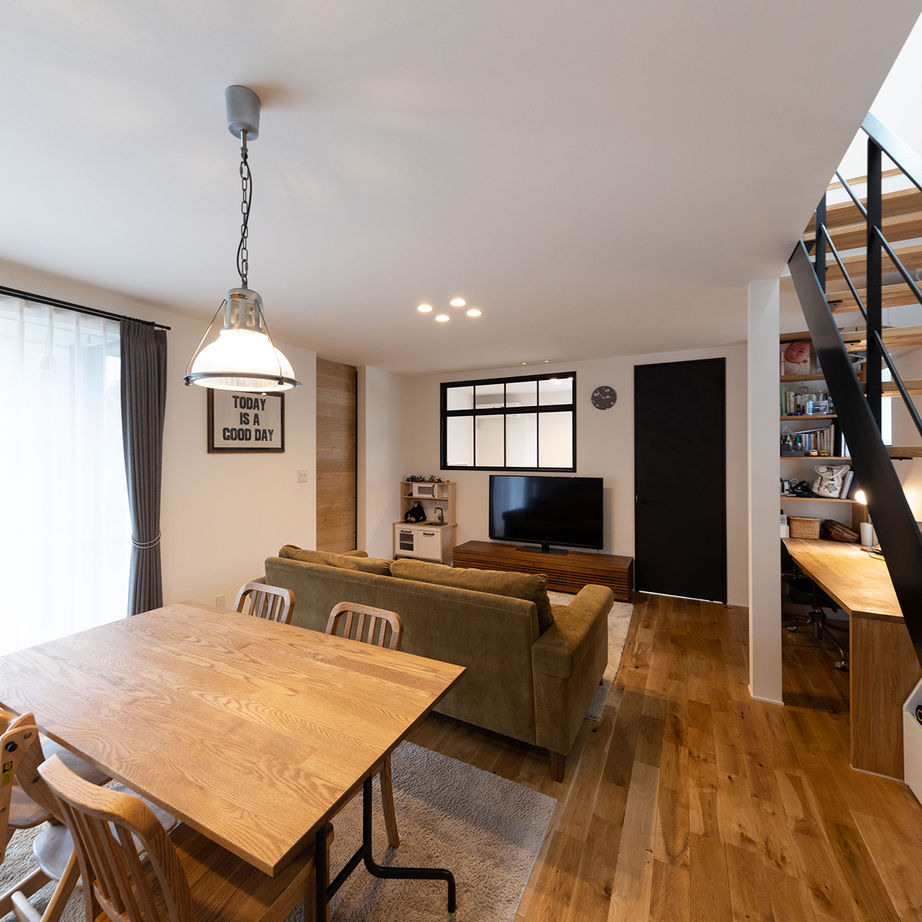 ハウスクラフト 【2000万円台／自由設計／間取り図】敷地面積約100坪｜白とグレーでまとめた、植栽が映える二階建ての家の建築実例画像5