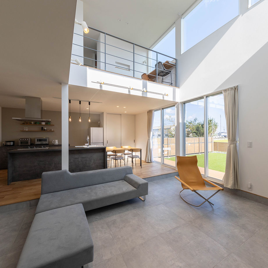 ハウスクラフト 【3000万円台／40坪／間取り】玄関から庭までつながる土間リビング＆薪ストーブがある家の建築実例画像1