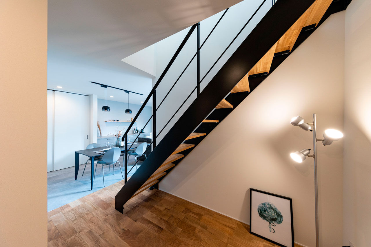 ハウスクラフト 【吹抜け/ランドリー/31坪】シンプルを極めてすっきり心地よく。白・木・グレーの好バランスを楽しむ家の建築実例画像3