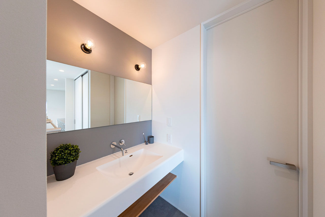 ハウスクラフト 【吹抜け/ランドリー/31坪】シンプルを極めてすっきり心地よく。白・木・グレーの好バランスを楽しむ家の建築実例画像6