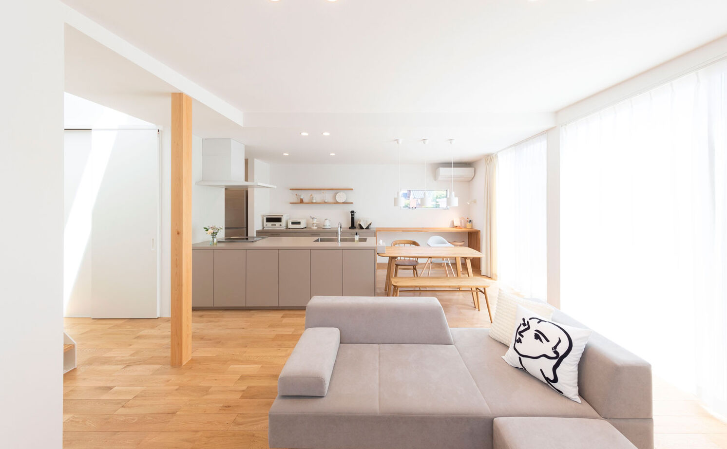 ハウスクラフト 【平屋風/土間/32坪】白と木にゴールドを効かせた、ナチュラルな空間。光が柔らかく包む平屋スタイルの家の建築実例画像2