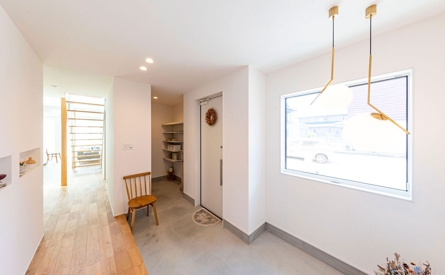 ハウスクラフト 【平屋風/土間/32坪】白と木にゴールドを効かせた、ナチュラルな空間。光が柔らかく包む平屋スタイルの家の建築実例画像3