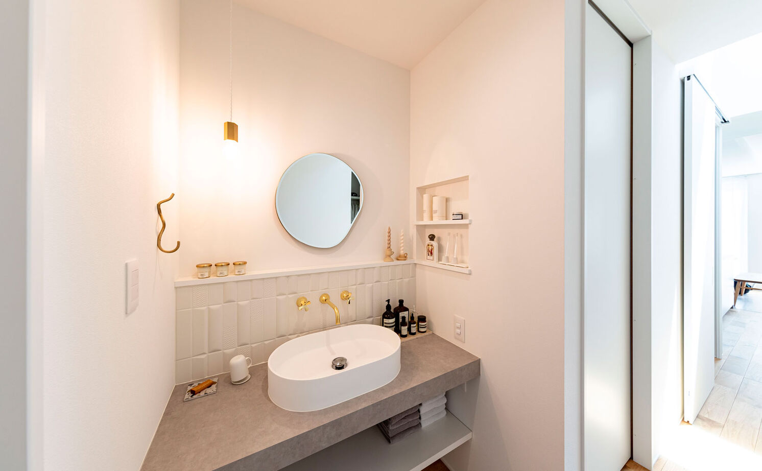 ハウスクラフト 【平屋風/土間/32坪】白と木にゴールドを効かせた、ナチュラルな空間。光が柔らかく包む平屋スタイルの家の建築実例画像4