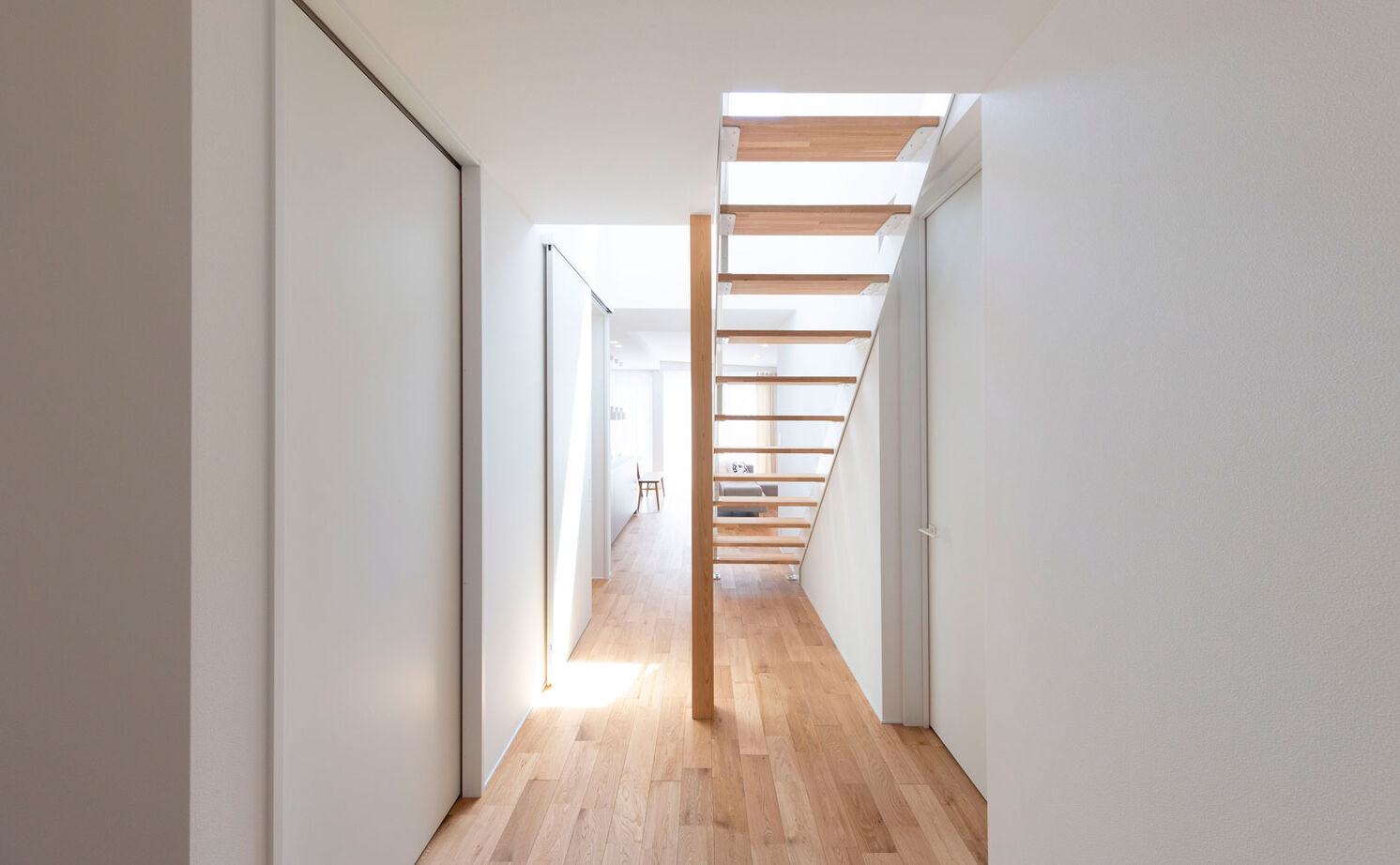 ハウスクラフト 【平屋風/土間/32坪】白と木にゴールドを効かせた、ナチュラルな空間。光が柔らかく包む平屋スタイルの家の建築実例画像5