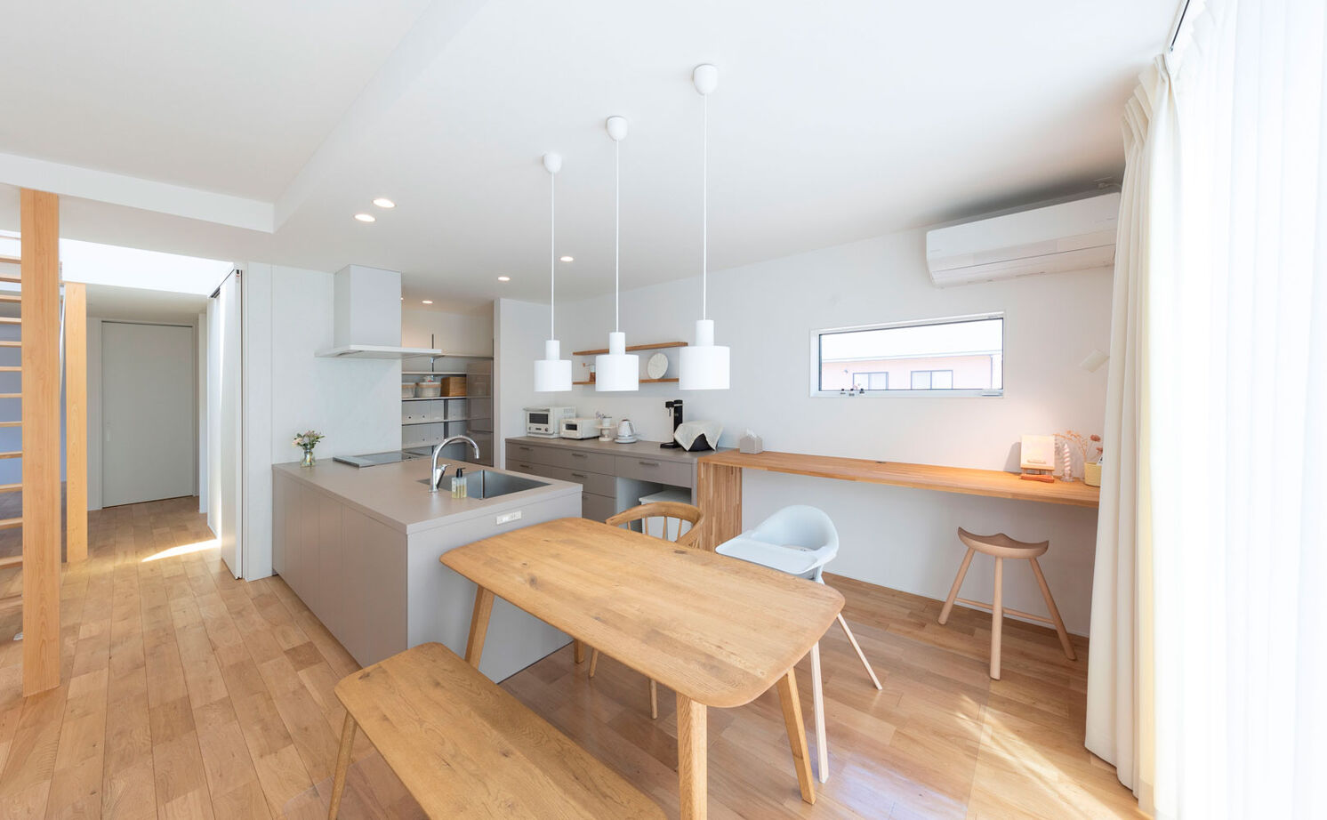 ハウスクラフト 【平屋風/土間/32坪】白と木にゴールドを効かせた、ナチュラルな空間。光が柔らかく包む平屋スタイルの家の建築実例画像6