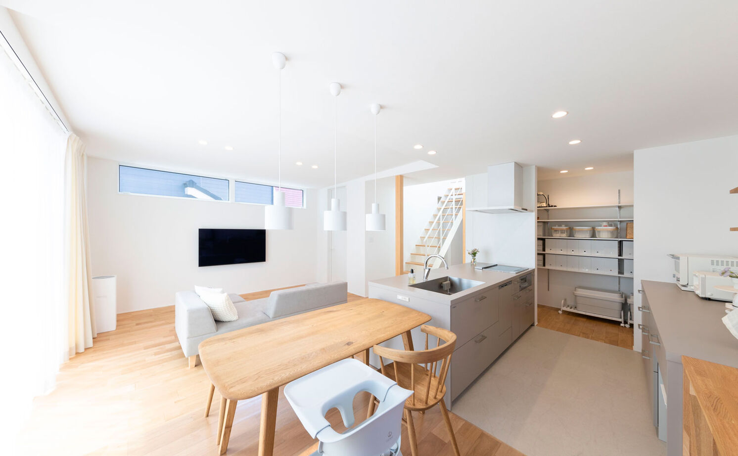 ハウスクラフト 【平屋風/土間/32坪】白と木にゴールドを効かせた、ナチュラルな空間。光が柔らかく包む平屋スタイルの家の建築実例画像7