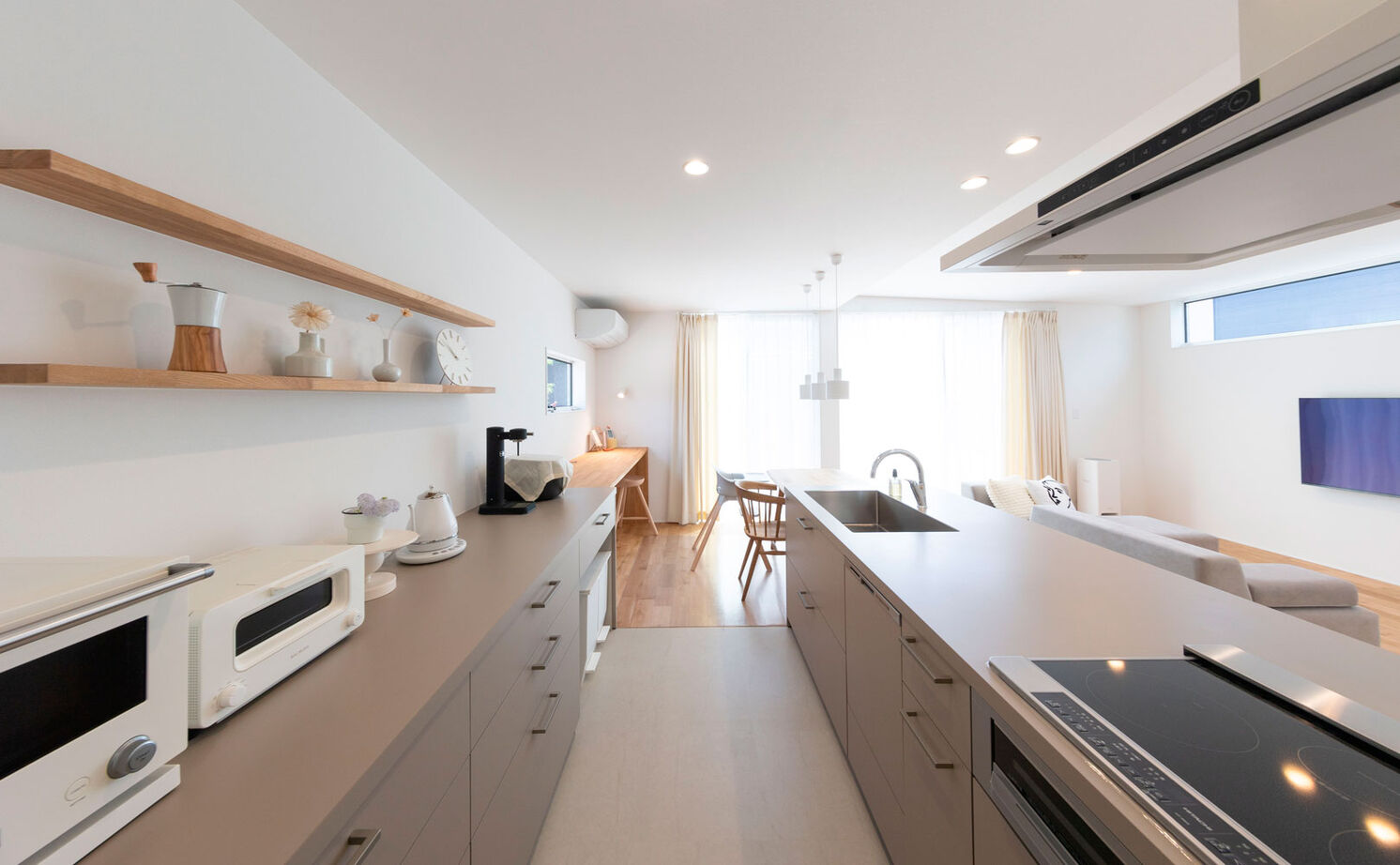 ハウスクラフト 【平屋風/土間/32坪】白と木にゴールドを効かせた、ナチュラルな空間。光が柔らかく包む平屋スタイルの家の建築実例画像9