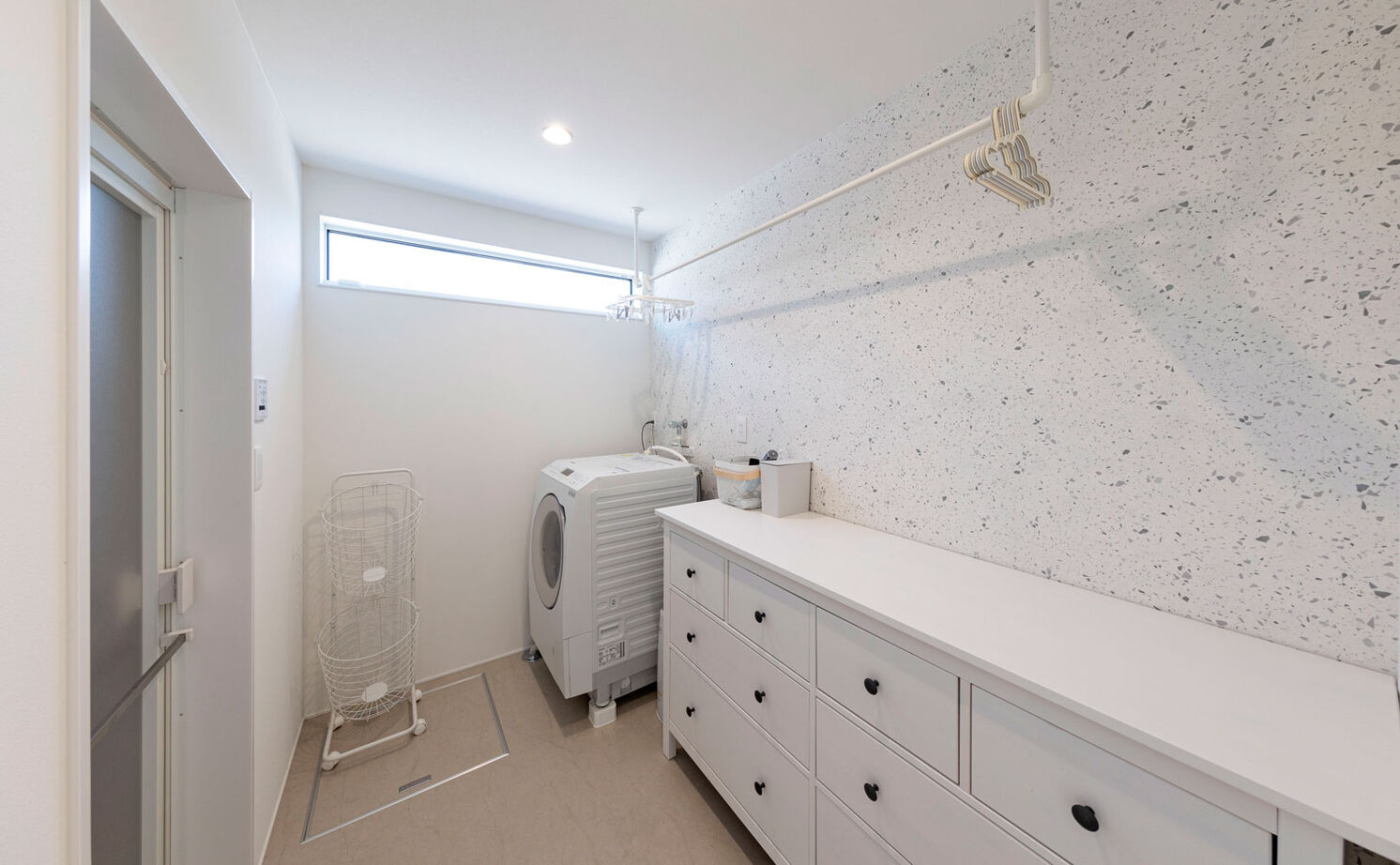 ハウスクラフト 【平屋風/土間/32坪】白と木にゴールドを効かせた、ナチュラルな空間。光が柔らかく包む平屋スタイルの家の建築実例画像10