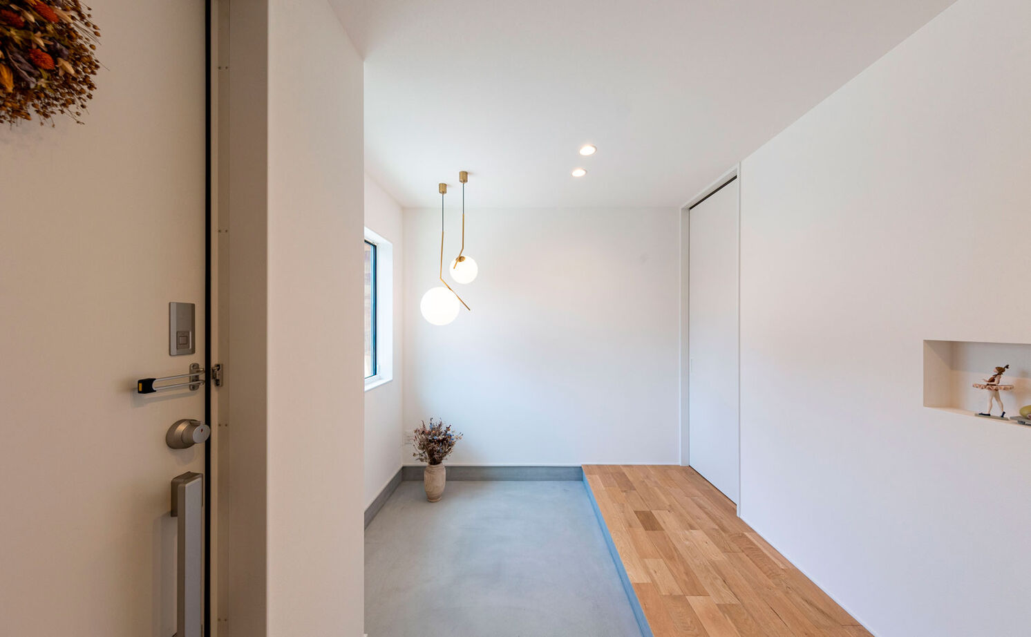 ハウスクラフト 【平屋風/土間/32坪】白と木にゴールドを効かせた、ナチュラルな空間。光が柔らかく包む平屋スタイルの家の建築実例画像12