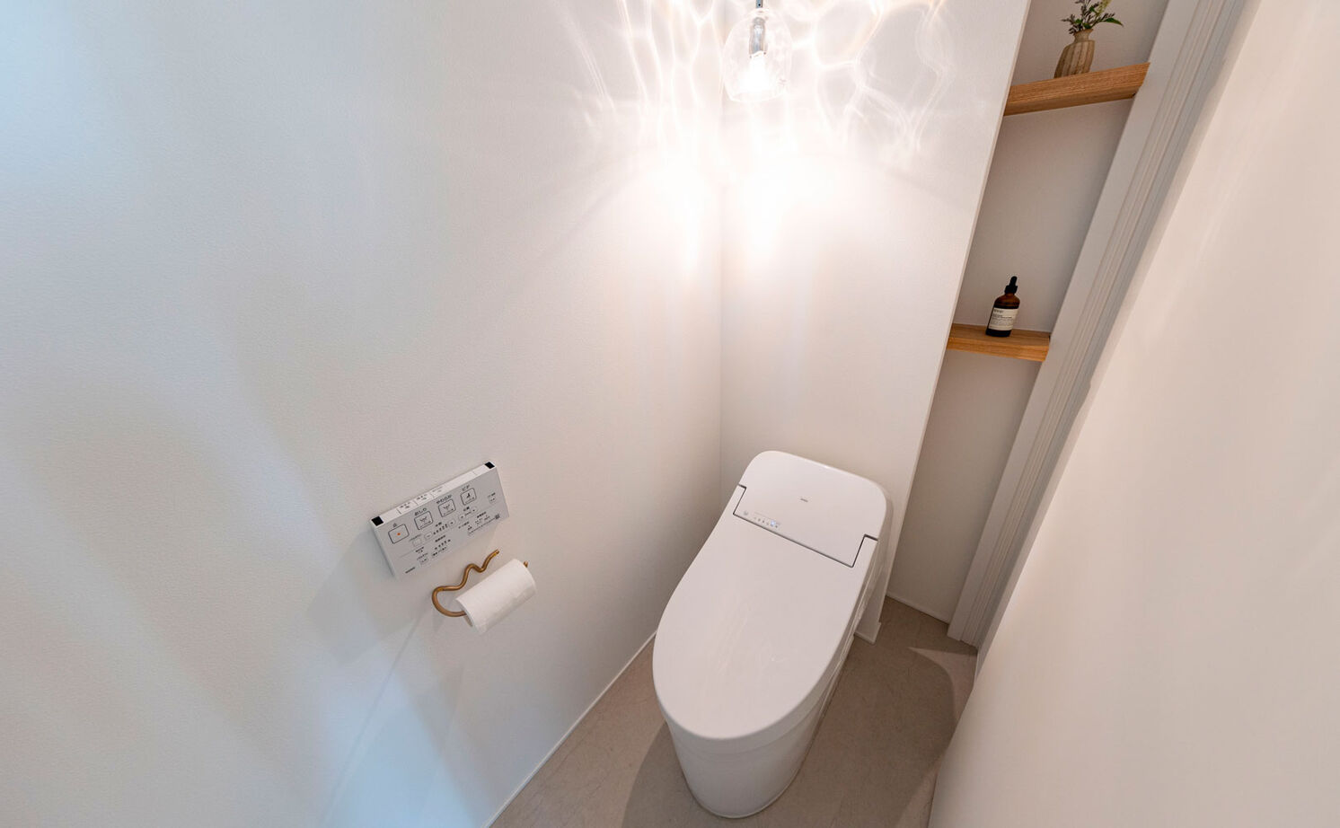 ハウスクラフト 【平屋風/土間/32坪】白と木にゴールドを効かせた、ナチュラルな空間。光が柔らかく包む平屋スタイルの家の建築実例画像15