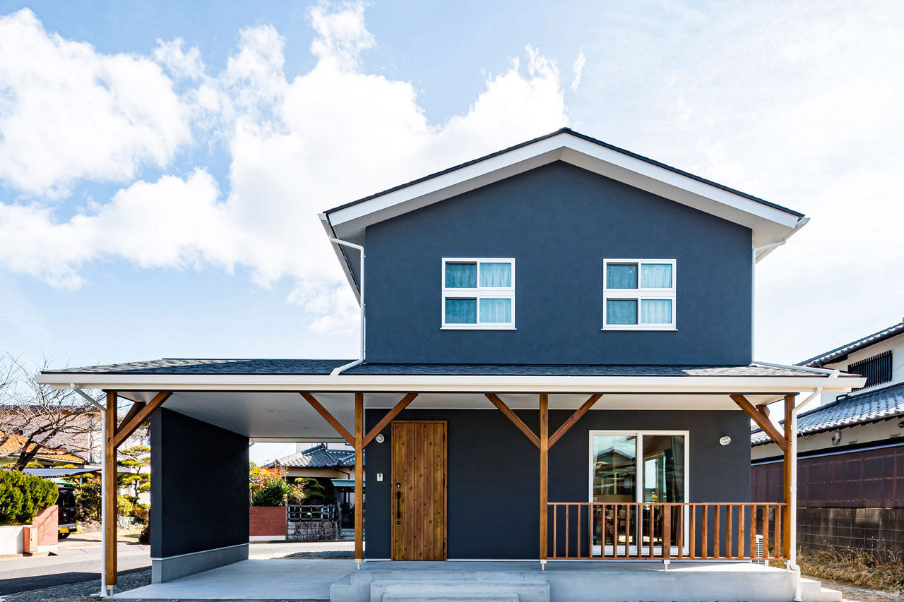 ハウスクラフト 【ガレージ/カバードポーチ/34坪】「シンプルなアメリカン」を描いたガレージハウスは、大人カフェの寛ぎ感の建築実例画像1