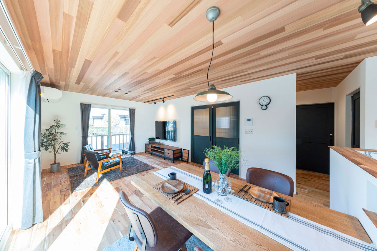 ハウスクラフト 【ガレージ/カバードポーチ/34坪】「シンプルなアメリカン」を描いたガレージハウスは、大人カフェの寛ぎ感の建築実例画像2