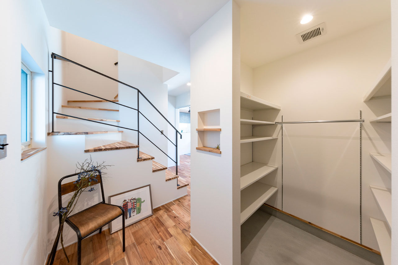 ハウスクラフト 【ガレージ/カバードポーチ/34坪】「シンプルなアメリカン」を描いたガレージハウスは、大人カフェの寛ぎ感の建築実例画像4