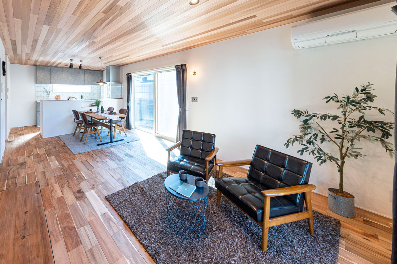 ハウスクラフト 【ガレージ/カバードポーチ/34坪】「シンプルなアメリカン」を描いたガレージハウスは、大人カフェの寛ぎ感の建築実例画像5