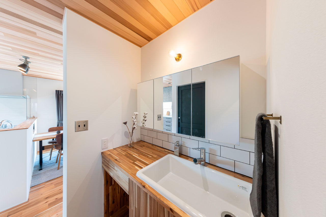 ハウスクラフト 【ガレージ/カバードポーチ/34坪】「シンプルなアメリカン」を描いたガレージハウスは、大人カフェの寛ぎ感の建築実例画像7