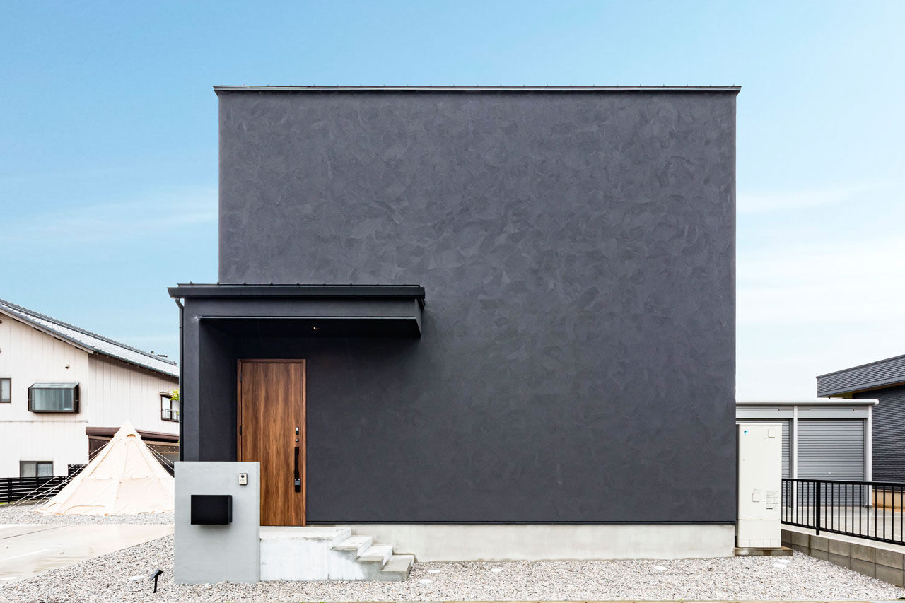 ハウスクラフト 【吹抜け/室内窓/32坪】アカシア床と黒が織りなすかっこいい空間で、お気に入りのアートを愛でる家の建築実例画像1