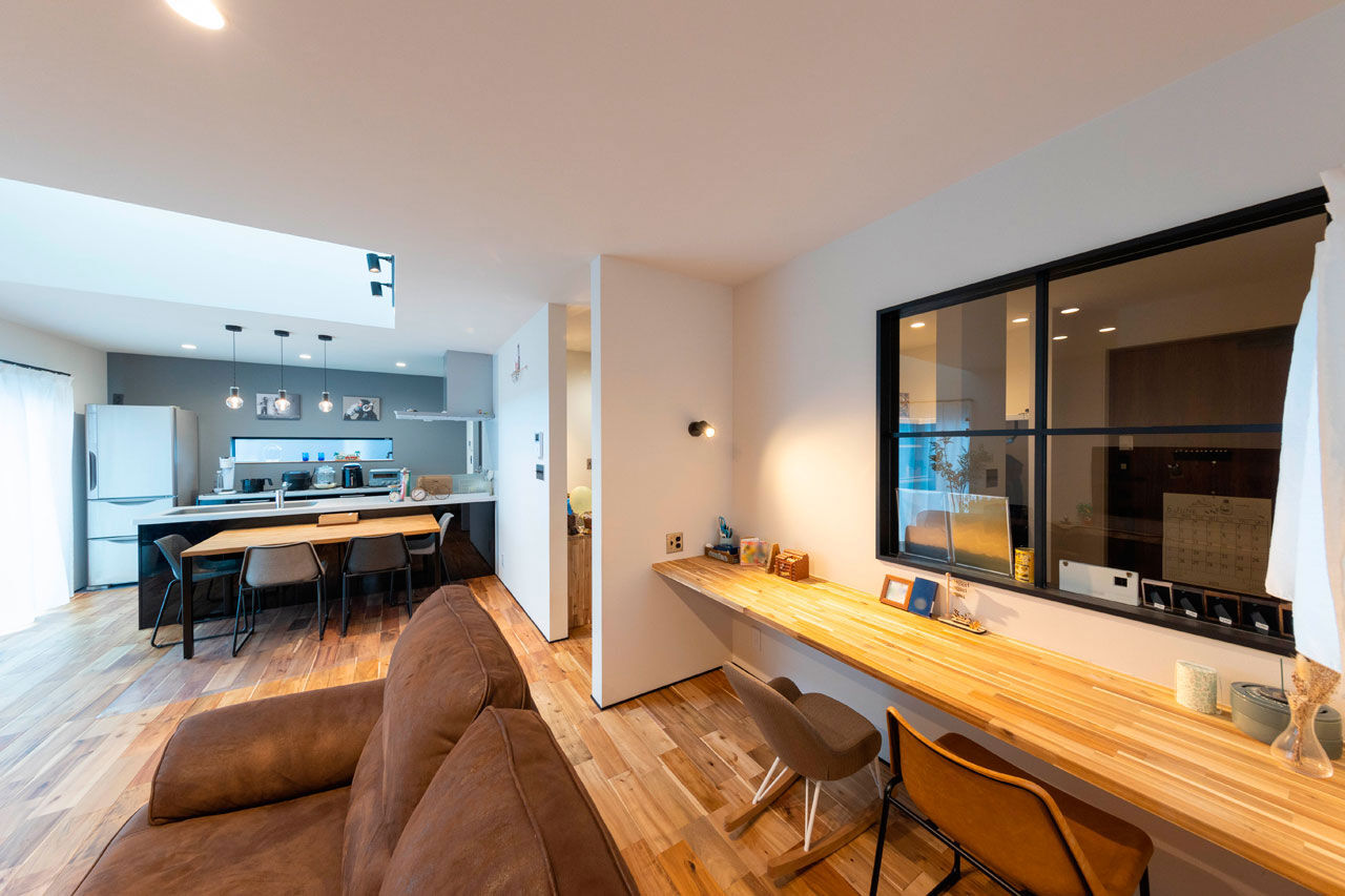 ハウスクラフト 【吹抜け/室内窓/32坪】アカシア床と黒が織りなすかっこいい空間で、お気に入りのアートを愛でる家の建築実例画像2