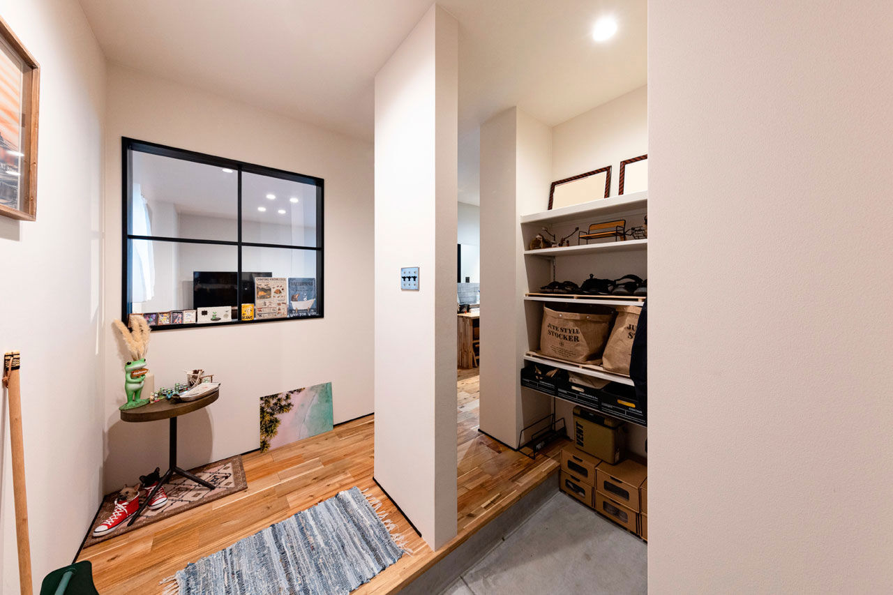 ハウスクラフト 【吹抜け/室内窓/32坪】アカシア床と黒が織りなすかっこいい空間で、お気に入りのアートを愛でる家の建築実例画像3