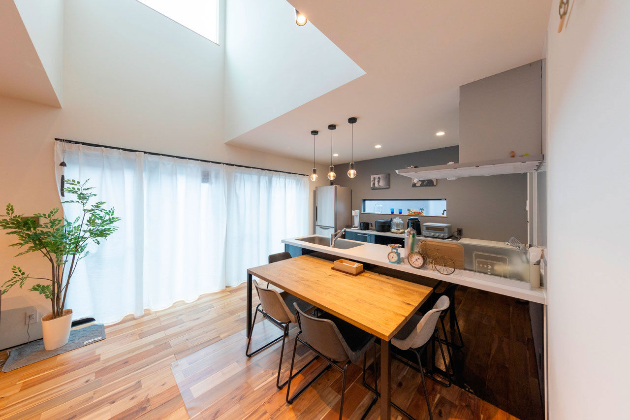 ハウスクラフト 【吹抜け/室内窓/32坪】アカシア床と黒が織りなすかっこいい空間で、お気に入りのアートを愛でる家の建築実例画像4