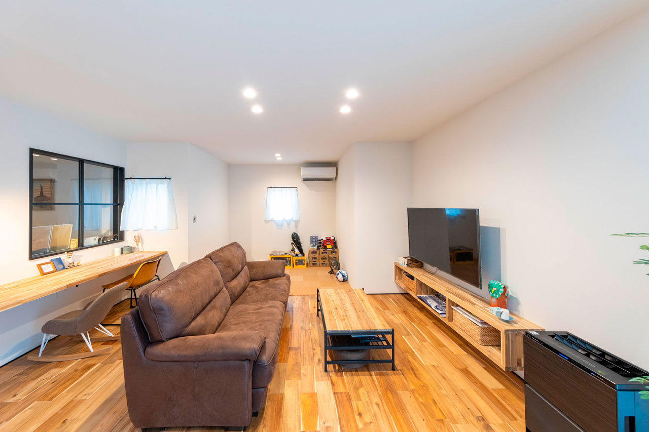 ハウスクラフト 【吹抜け/室内窓/32坪】アカシア床と黒が織りなすかっこいい空間で、お気に入りのアートを愛でる家の建築実例画像5