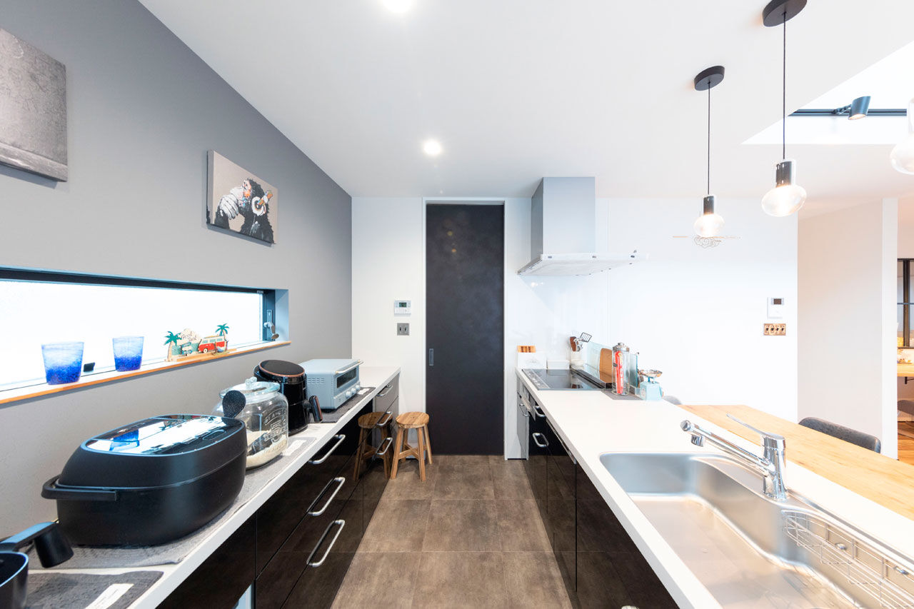 ハウスクラフト 【吹抜け/室内窓/32坪】アカシア床と黒が織りなすかっこいい空間で、お気に入りのアートを愛でる家の建築実例画像6