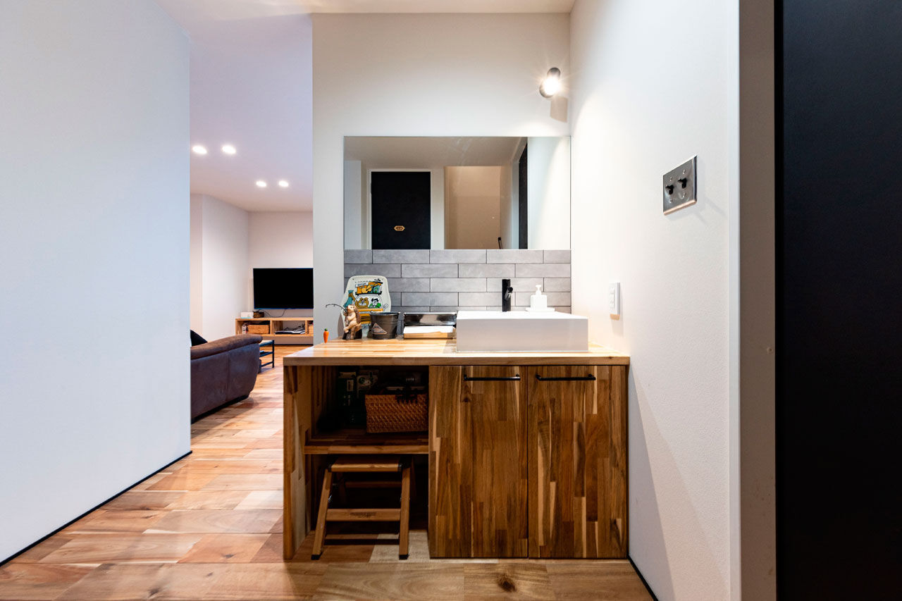 ハウスクラフト 【吹抜け/室内窓/32坪】アカシア床と黒が織りなすかっこいい空間で、お気に入りのアートを愛でる家の建築実例画像7