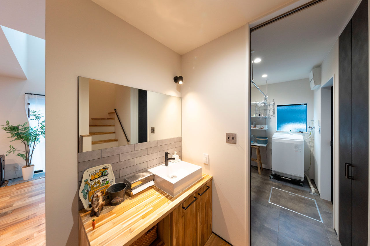 ハウスクラフト 【吹抜け/室内窓/32坪】アカシア床と黒が織りなすかっこいい空間で、お気に入りのアートを愛でる家の建築実例画像8