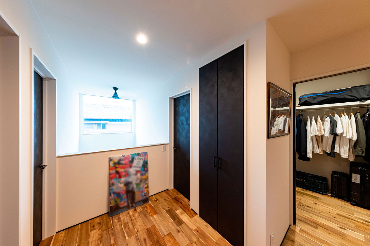 ハウスクラフト 【吹抜け/室内窓/32坪】アカシア床と黒が織りなすかっこいい空間で、お気に入りのアートを愛でる家の建築実例画像9