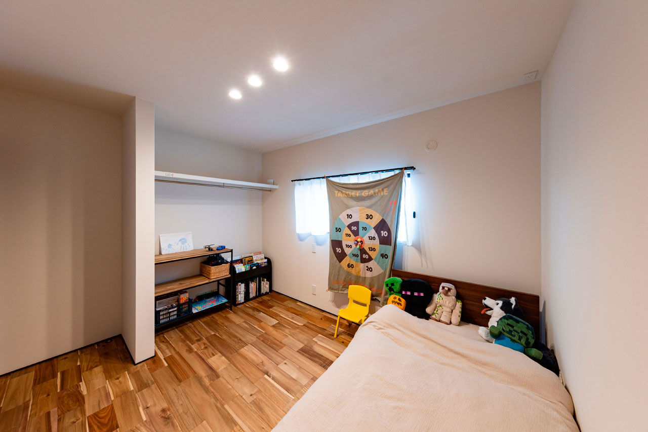 ハウスクラフト 【吹抜け/室内窓/32坪】アカシア床と黒が織りなすかっこいい空間で、お気に入りのアートを愛でる家の建築実例画像10