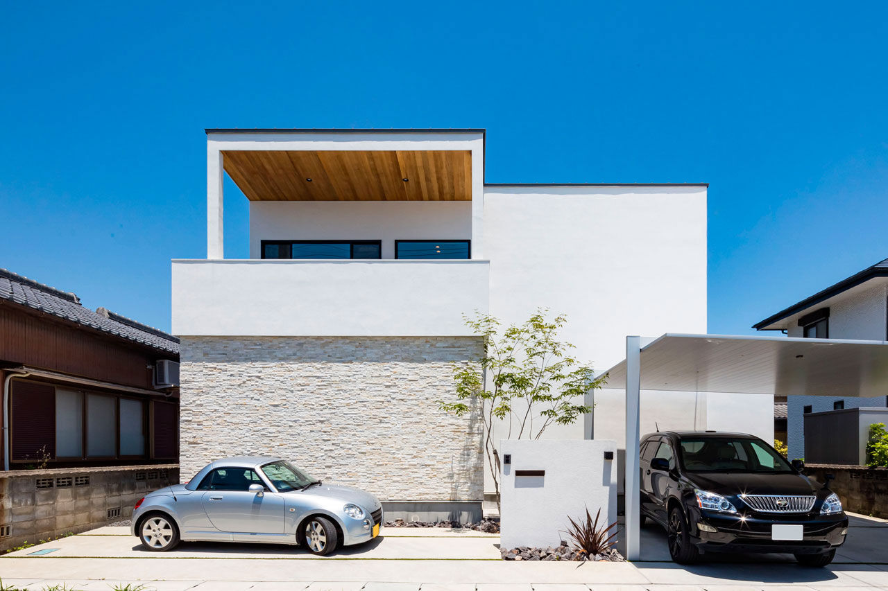 ハウスクラフト 【モダン/吹抜け/41坪】２つのリビングとバルコニーで旅先のような上質を堪能。ラグジュアリーな白の邸宅の建築実例画像1