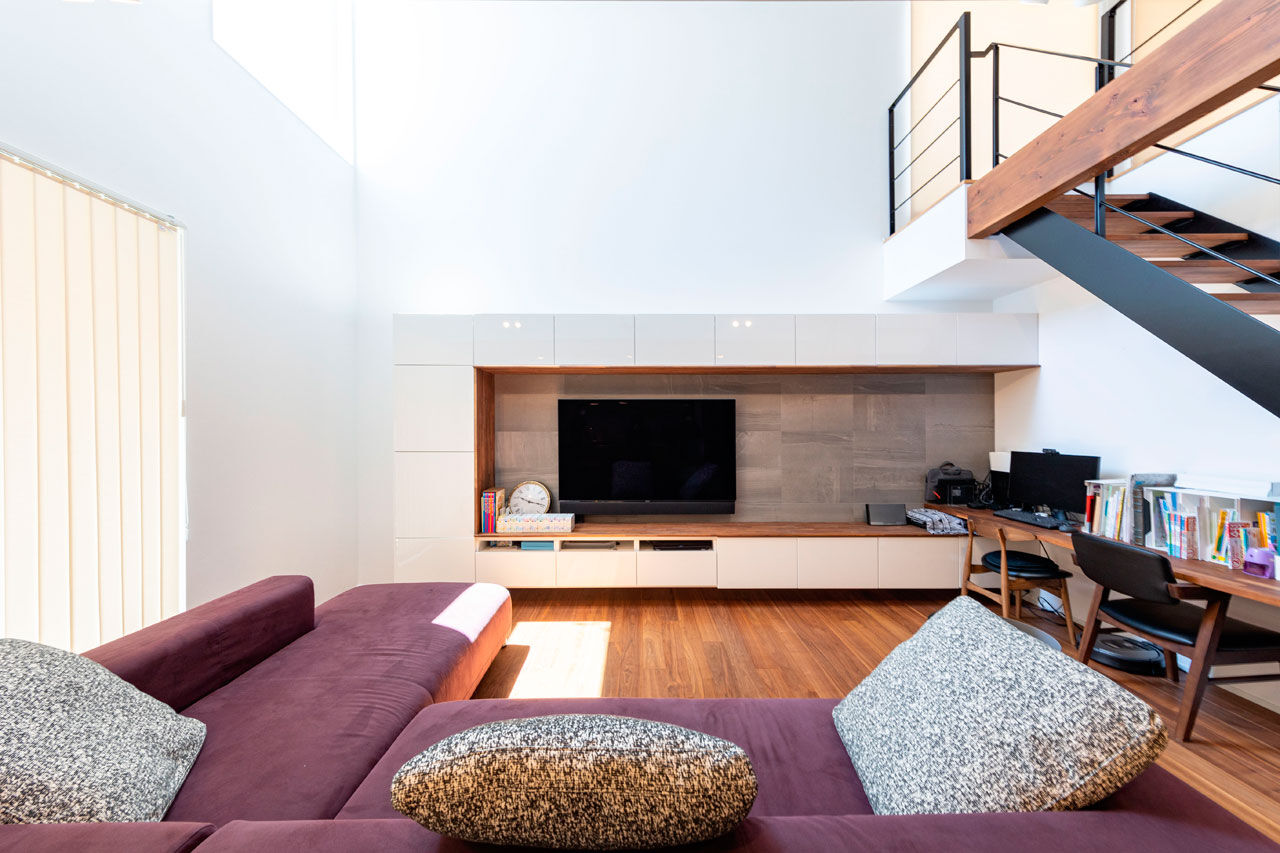 ハウスクラフト 【モダン/吹抜け/41坪】２つのリビングとバルコニーで旅先のような上質を堪能。ラグジュアリーな白の邸宅の建築実例画像2