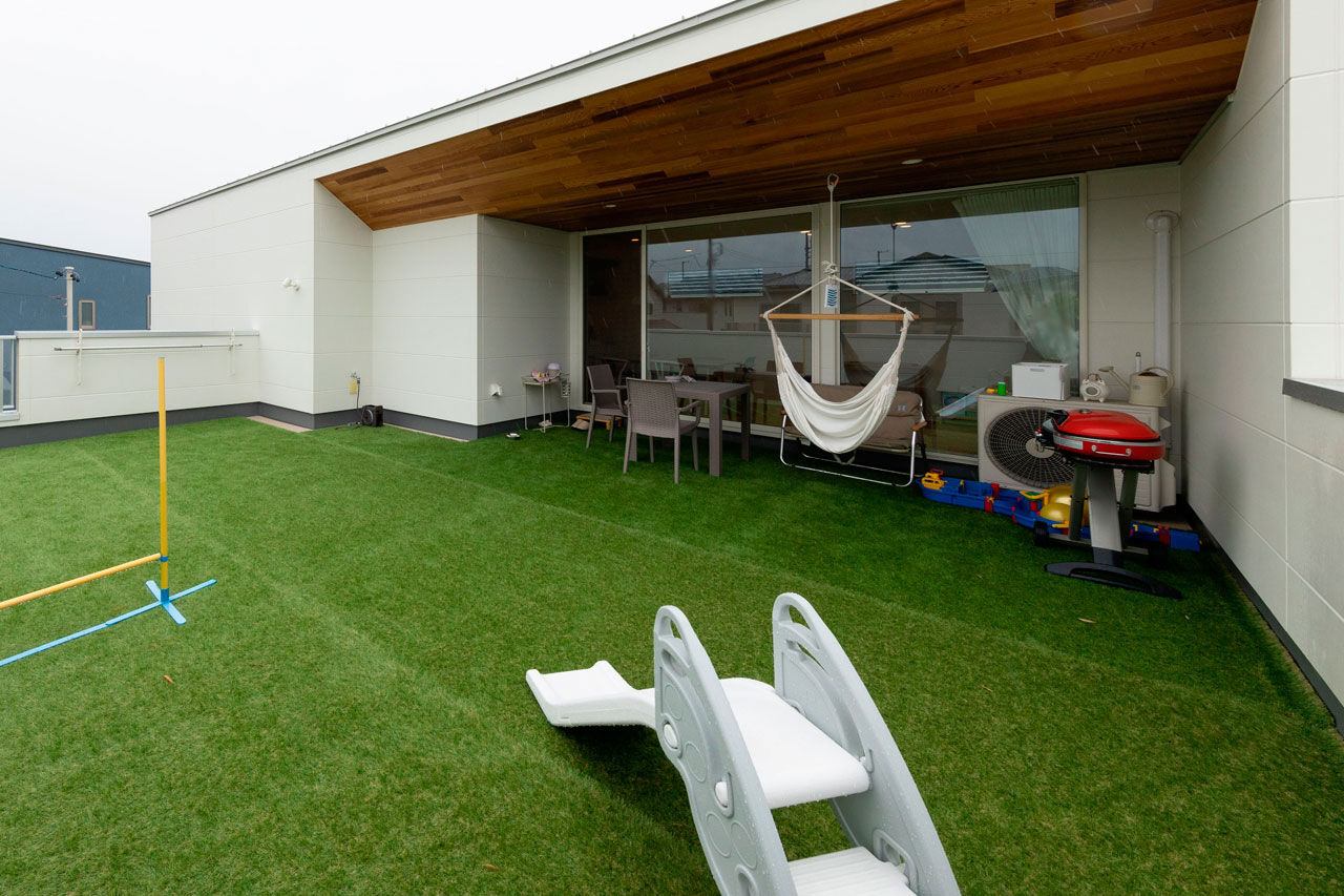 ハウスクラフト 【2階リビング/バルコニー/63坪】広々としたドッグランと2階リビングがつながる、空を間近に楽しむ家の建築実例画像4