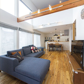 ハウスクラフト 【間取り図】大空間の吹抜けで光と風を感じるおしゃれな2階建て!自然素材の心地よさで暮らしをより豊かにの建築実例画像3