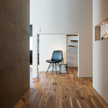 ハウスクラフト 無垢やタイルの質感が映える、モノトーンのシンプルな家。造作家具も「カッコよく」とお任せして正解！の建築実例画像2